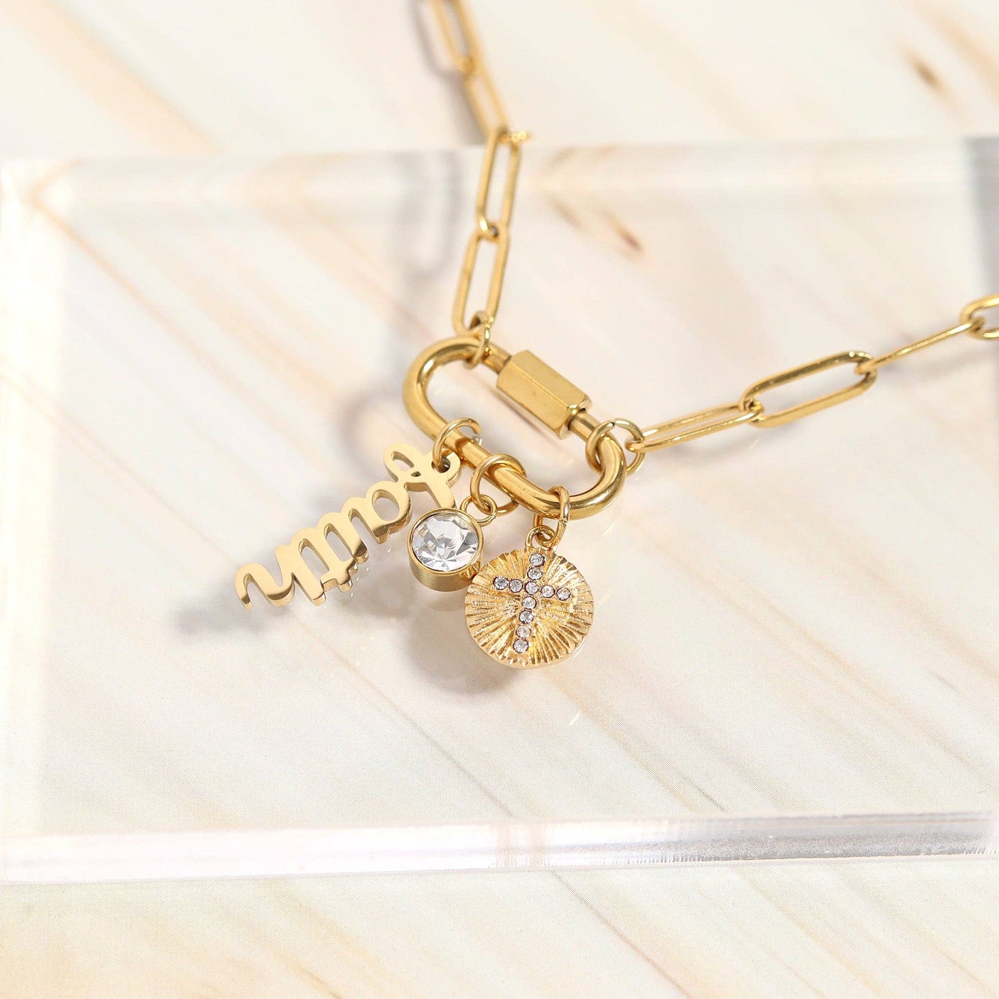 WJW - Collier à breloques en forme de mousqueton « Faith » en or PVD 18 carats