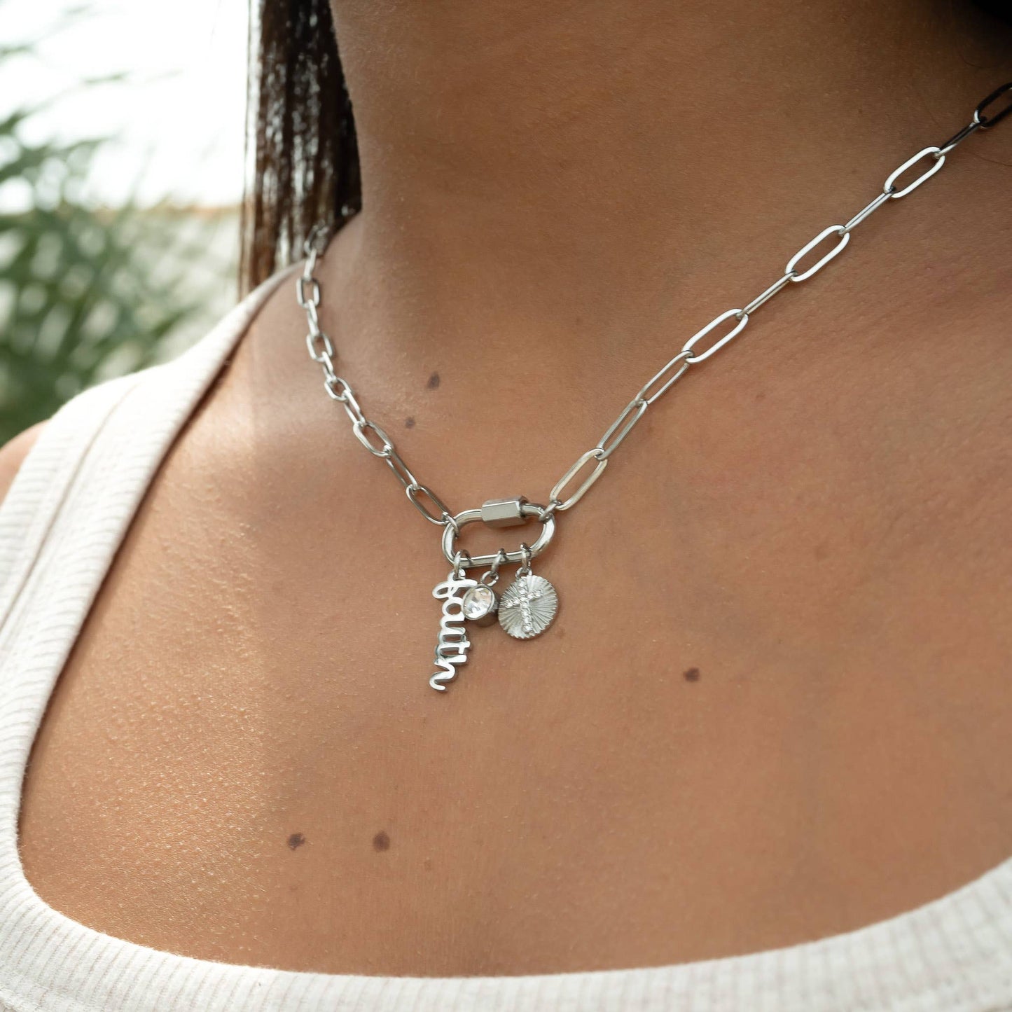WJW - Collier à breloques en forme de mousqueton « Faith » en or PVD 18 carats