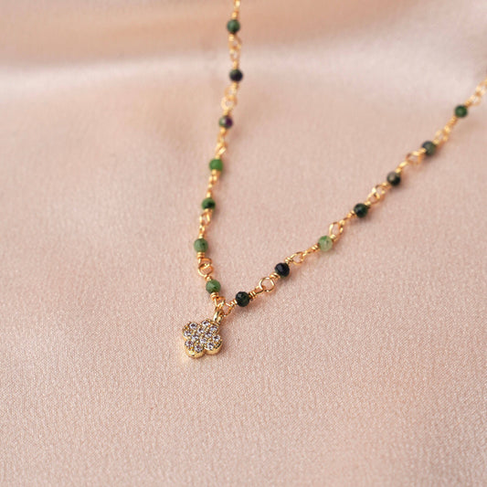 Collier de perles tourmaline vertes pendentif trèfle