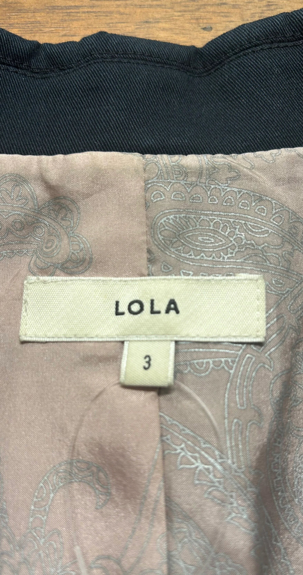Blazer LOLA : L'Élégance Structurée au Féminin