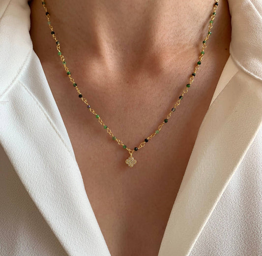 Collier de perles tourmaline vertes pendentif trèfle